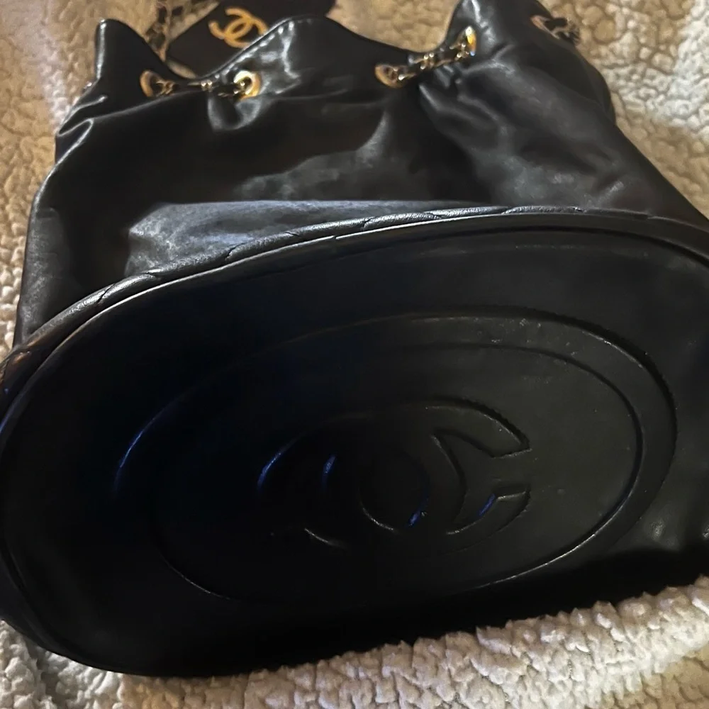 Black leather quilted bucket with double chain straps.  Exterior in GC - Picture 4 of 12